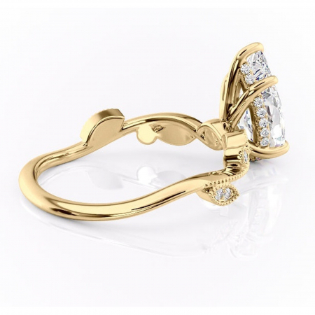 Inel de logodnă Aurelia din aur Galben 18kt cu moissanite tăietură pară – Pietre laterale rafinată pentru profil înalt | Personalizează și configurează gratuit online [2]