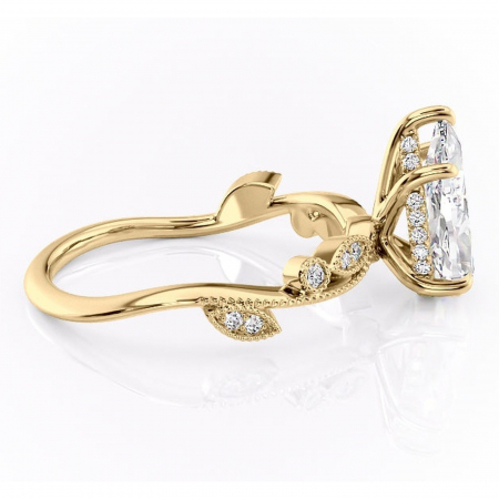 Inel de logodnă Aurelia din aur Galben 18kt cu moissanite tăietură pară – Pietre laterale rafinată pentru profil înalt | Personalizează și configurează gratuit online [1]