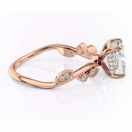 Inel de logodnă Aurelia din aur Rose 18kt cu moissanite tăietură pernă – Pietre laterale rafinată pentru profil înalt | Personalizează și configurează gratuit online [1]