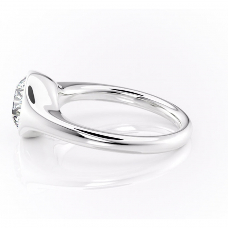 Inel de logodnă Avenelle din aur Alb 14kt cu moissanite tăietură rotundă – Montură închisă rafinată pentru solitar | Personalizează și configurează gratuit online [5]