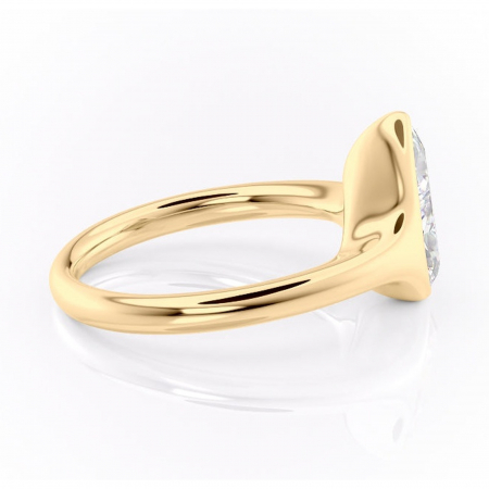 Inel de logodnă Avenelle din aur Galben 18kt cu moissanite tăietură pară – Montură închisă rafinată pentru solitar | Personalizează și configurează gratuit online [1]