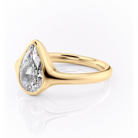 Inel de logodnă Avenelle din aur Galben 18kt cu moissanite tăietură pară – Montură închisă rafinată pentru solitar | Personalizează și configurează gratuit online [6]