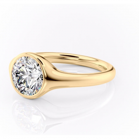 Inel de logodnă Avenelle din aur Galben 14kt cu moissanite tăietură rotundă – Montură închisă rafinată pentru solitar | Personalizează și configurează gratuit online [6]