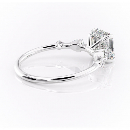 Inel de logodnă Azalea din aur Alb 14kt cu moissanite tăietură asscher – Montură cu trei pietre rafinată pentru profil mediu | Personalizează și configurează gratuit online [2]