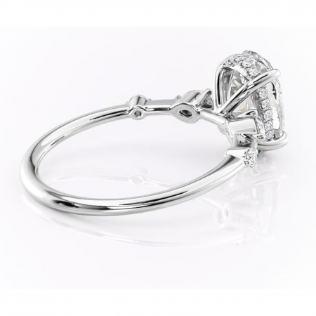 Inel de logodnă Azalea din aur Alb 14kt cu moissanite tăietură ovală – Montură cu trei pietre rafinată pentru profil mediu | Personalizează și configurează gratuit online [2]