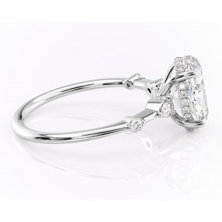 Inel de logodnă Azalea din aur Alb 14kt cu moissanite tăietură ovală – Montură cu trei pietre rafinată pentru profil mediu | Personalizează și configurează gratuit online [1]