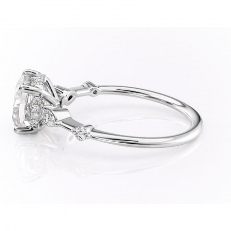 Inel de logodnă Azalea din aur Alb 14kt cu moissanite tăietură pernă – Montură cu trei pietre rafinată pentru profil mediu | Personalizează și configurează gratuit online [5]