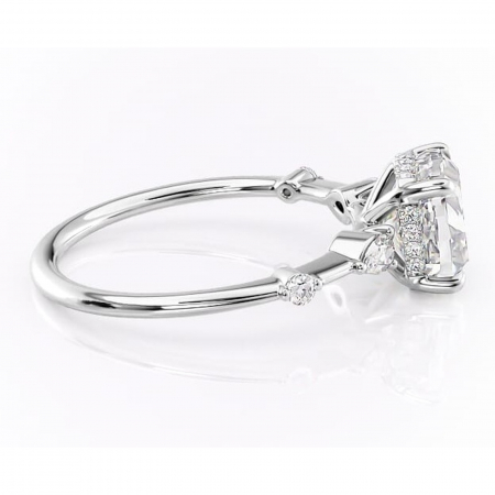 Inel de logodnă Azalea din aur Alb 14kt cu moissanite tăietură pernă – Montură cu trei pietre rafinată pentru profil mediu | Personalizează și configurează gratuit online [1]