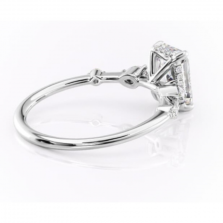 Inel de logodnă Azalea din aur Alb 18kt cu moissanite tăietură radiantă – Montură cu trei pietre rafinată pentru profil mediu | Personalizează și configurează gratuit online [2]