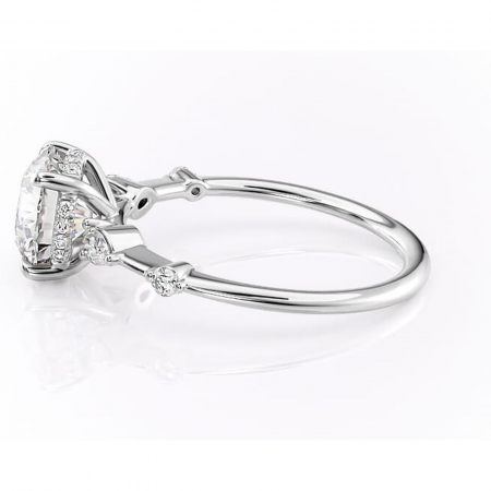 Inel de logodnă Azalea din aur Alb 14kt cu moissanite tăietură rotundă – Montură cu trei pietre rafinată pentru profil mediu | Personalizează și configurează gratuit online [5]