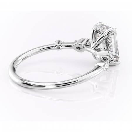 Inel de logodnă Azalea din aur Alb 14kt cu moissanite tăietură smarald – Montură cu trei pietre rafinată pentru profil mediu | Personalizează și configurează gratuit online [2]