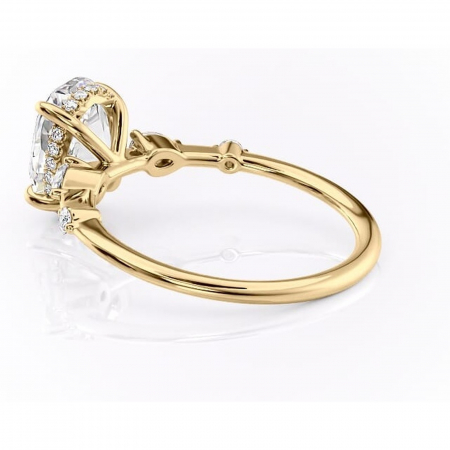 Inel de logodnă Azalea din aur Galben 14kt cu moissanite tăietură ovală – Montură cu trei pietre rafinată pentru profil mediu | Personalizează și configurează gratuit online [4]
