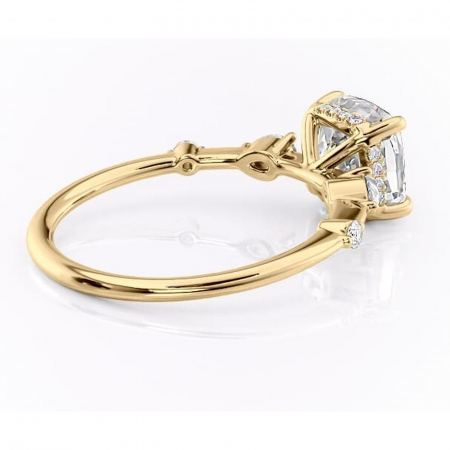 Inel de logodnă Azalea din aur Galben 14kt cu moissanite tăietură pernă – Montură cu trei pietre rafinată pentru profil mediu | Personalizează și configurează gratuit online [2]