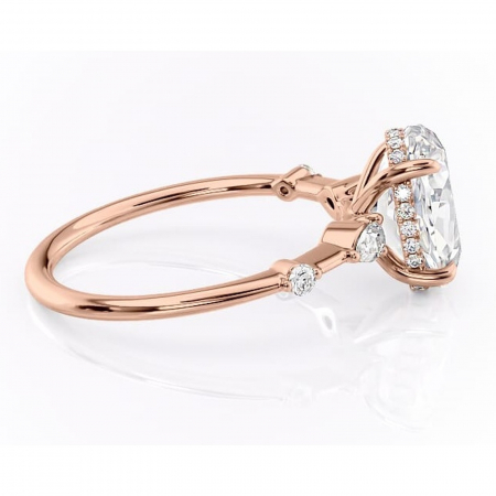 Inel de logodnă Azalea din aur Rose 14kt cu moissanite tăietură ovală – Montură cu trei pietre rafinată pentru profil mediu | Personalizează și configurează gratuit online [1]