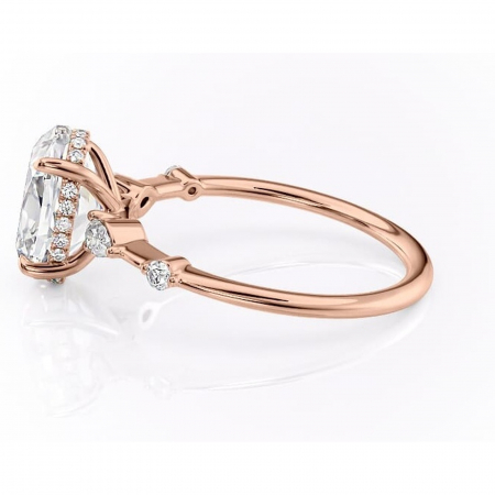 Inel de logodnă Azalea din aur Rose 14kt cu moissanite tăietură ovală – Montură cu trei pietre rafinată pentru profil mediu | Personalizează și configurează gratuit online [5]