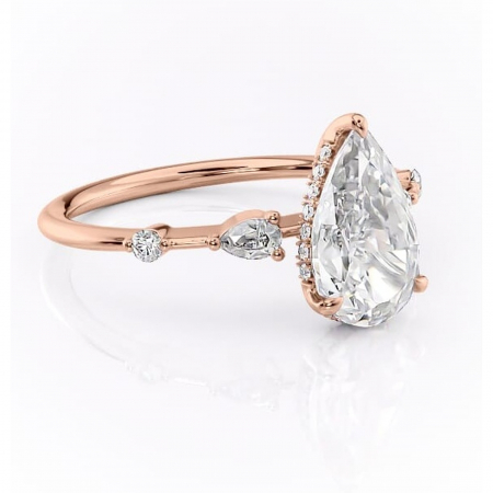 18K - Inel de logodnă Azalea din aur Rose 18kt cu moissanite tăietură pară – Montură cu trei pietre rafinată pentru profil mediu | Personalizează și configurează gratuit online