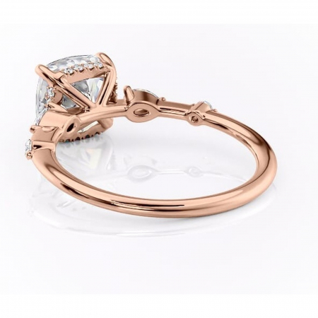 Inel de logodnă Azalea din aur Rose 18kt cu moissanite tăietură pernă – Montură cu trei pietre rafinată pentru profil mediu | Personalizează și configurează gratuit online [3]
