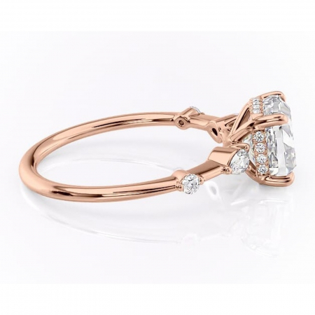 Inel de logodnă Azalea din aur Rose 18kt cu moissanite tăietură pernă – Montură cu trei pietre rafinată pentru profil mediu | Personalizează și configurează gratuit online [1]
