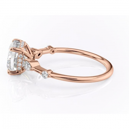 Inel de logodnă Azalea din aur Rose 18kt cu moissanite tăietură pernă – Montură cu trei pietre rafinată pentru profil mediu | Personalizează și configurează gratuit online [5]