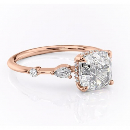Pernă - Inel de logodnă Azalea din aur Rose 18kt cu moissanite tăietură pernă – Montură cu trei pietre rafinată pentru profil mediu | Personalizează și configurează gratuit online