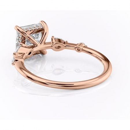 Inel de logodnă Azalea din aur Rose 14kt cu moissanite tăietură princess – Montură cu trei pietre rafinată pentru profil mediu | Personalizează și configurează gratuit online [3]