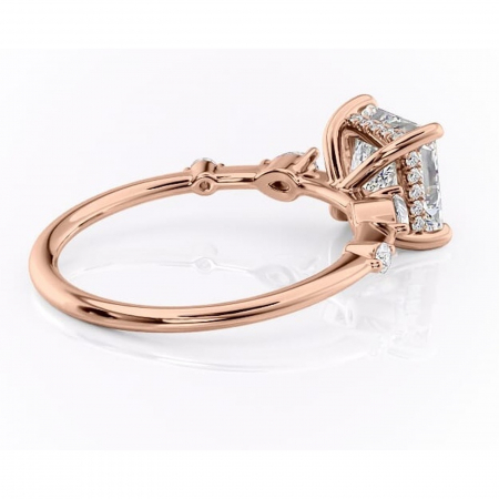 Inel de logodnă Azalea din aur Rose 14kt cu moissanite tăietură princess – Montură cu trei pietre rafinată pentru profil mediu | Personalizează și configurează gratuit online [2]