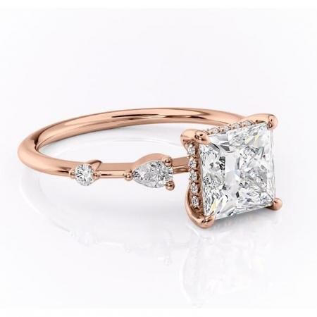 18K - Inel de logodnă Azalea din aur Rose 18kt cu moissanite tăietură princess – Montură cu trei pietre rafinată pentru profil mediu | Personalizează și configurează gratuit online