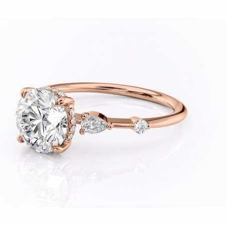 Inel de logodnă Azalea din aur Rose 14kt cu moissanite tăietură rotundă – Montură cu trei pietre rafinată pentru profil mediu | Personalizează și configurează gratuit online [6]