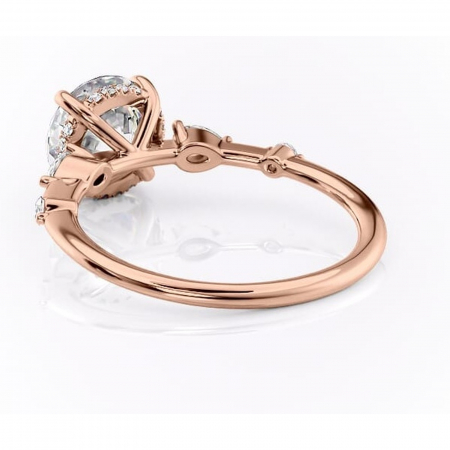 Inel de logodnă Azalea din aur Rose 14kt cu moissanite tăietură rotundă – Montură cu trei pietre rafinată pentru profil mediu | Personalizează și configurează gratuit online [3]