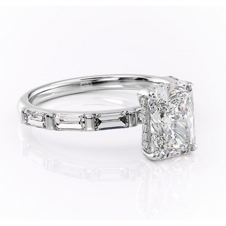 Radiantă - Inel de logodnă Beatrice din aur Alb 14kt cu moissanite tăietură radiantă – Montură cu canal rafinată pentru profil înalt | Personalizează și configurează gratuit online