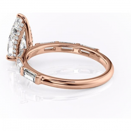 Inel de logodnă Beatrice din aur Rose 18kt cu moissanite tăietură pară – Montură cu canal rafinată pentru profil înalt | Personalizează și configurează gratuit online [4]