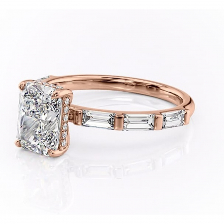 Inel de logodnă Beatrice din aur Rose 14kt cu moissanite tăietură radiantă – Montură cu canal rafinată pentru profil înalt | Personalizează și configurează gratuit online [6]