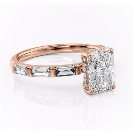 Radiantă - Inel de logodnă Beatrice din aur Rose 18kt cu moissanite tăietură radiantă – Montură cu canal rafinată pentru profil înalt | Personalizează și configurează gratuit online