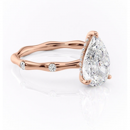 18K - Inel de logodnă Bijou din aur Rose 18kt cu moissanite tăietură pară – Pietre laterale rafinată pentru profil înalt | Personalizează și configurează gratuit online