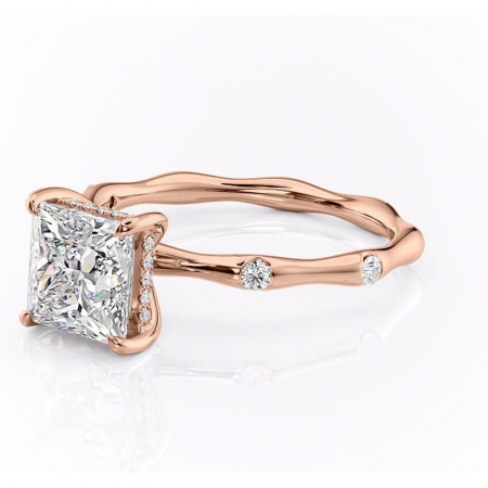 Inel de logodnă Bijou din aur Rose 14kt cu moissanite tăietură princess – Pietre laterale rafinată pentru profil înalt | Personalizează și configurează gratuit online [6]