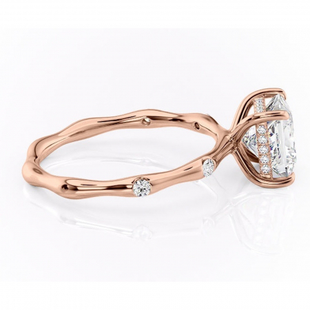 Inel de logodnă Bijou din aur Rose 14kt cu moissanite tăietură princess – Pietre laterale rafinată pentru profil înalt | Personalizează și configurează gratuit online [1]