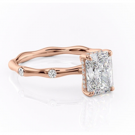 14K - Inel de logodnă Bijou din aur Rose 14kt cu moissanite tăietură radiantă – Pietre laterale rafinată pentru profil înalt | Personalizează și configurează gratuit online