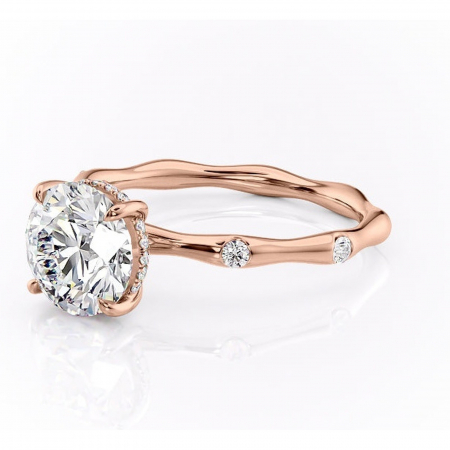 Inel de logodnă Bijou din aur Rose 14kt cu moissanite tăietură rotundă – Pietre laterale rafinată pentru profil înalt | Personalizează și configurează gratuit online [6]