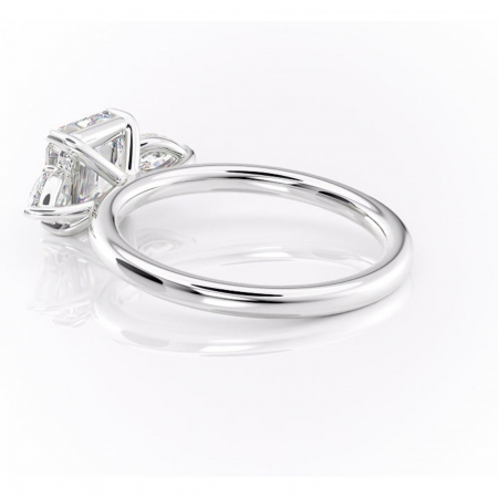 Inel de logodnă Blanche din aur Alb 14kt cu moissanite tăietură asscher – Montură cu trei pietre rafinată pentru profil înalt | Personalizează și configurează gratuit online [4]