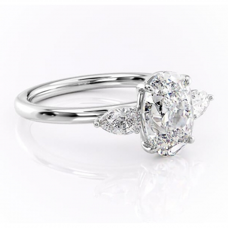 Ovală - Inel de logodnă Blanche din aur Alb 14kt cu moissanite tăietură ovală – Montură cu trei pietre rafinată pentru profil înalt | Personalizează și configurează gratuit online
