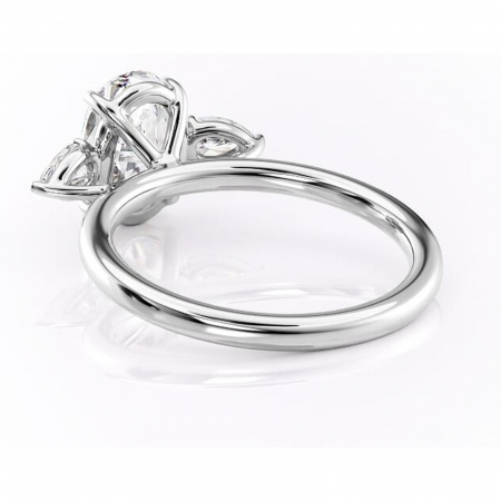 Inel de logodnă Blanche din aur Alb 14kt cu moissanite tăietură ovală – Montură cu trei pietre rafinată pentru profil înalt | Personalizează și configurează gratuit online [3]