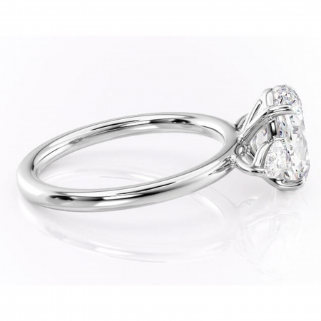 Inel de logodnă Blanche din aur Alb 14kt cu moissanite tăietură ovală – Montură cu trei pietre rafinată pentru profil înalt | Personalizează și configurează gratuit online [1]