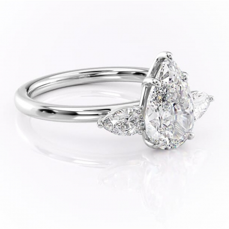 Pară - Inel de logodnă Blanche din aur Alb 14kt cu moissanite tăietură pară – Montură cu trei pietre rafinată pentru profil înalt | Personalizează și configurează gratuit online