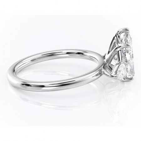 Inel de logodnă Blanche din aur Alb 14kt cu moissanite tăietură pară – Montură cu trei pietre rafinată pentru profil înalt | Personalizează și configurează gratuit online [1]