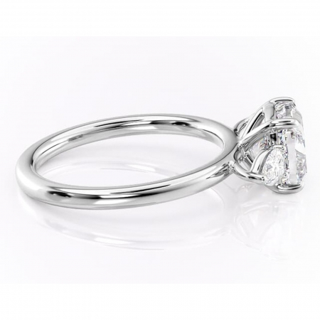 Inel de logodnă Blanche din aur Alb 14kt cu moissanite tăietură pernă – Montură cu trei pietre rafinată pentru profil înalt | Personalizează și configurează gratuit online [1]