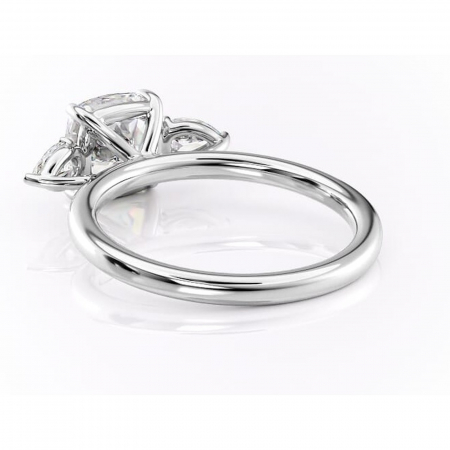 Inel de logodnă Blanche din aur Alb 14kt cu moissanite tăietură pernă – Montură cu trei pietre rafinată pentru profil înalt | Personalizează și configurează gratuit online [3]