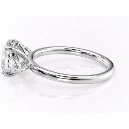 Inel de logodnă Blanche din aur Alb 14kt cu moissanite tăietură pernă – Montură cu trei pietre rafinată pentru profil înalt | Personalizează și configurează gratuit online [5]