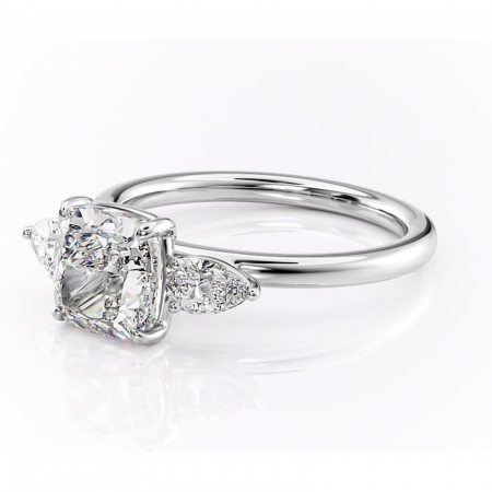 Inel de logodnă Blanche din aur Alb 14kt cu moissanite tăietură pernă – Montură cu trei pietre rafinată pentru profil înalt | Personalizează și configurează gratuit online [6]