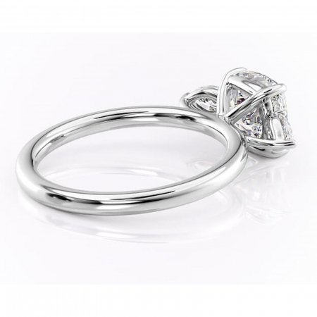 Inel de logodnă Blanche din aur Alb 14kt cu moissanite tăietură pernă – Montură cu trei pietre rafinată pentru profil înalt | Personalizează și configurează gratuit online [2]