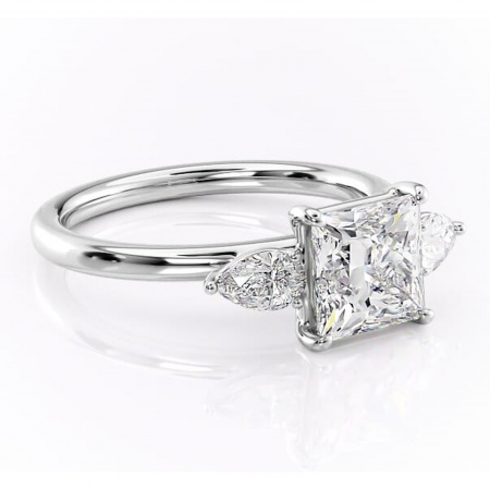 Princess - Inel de logodnă Blanche din aur Alb 14kt cu moissanite tăietură princess – Montură cu trei pietre rafinată pentru profil înalt | Personalizează și configurează gratuit online